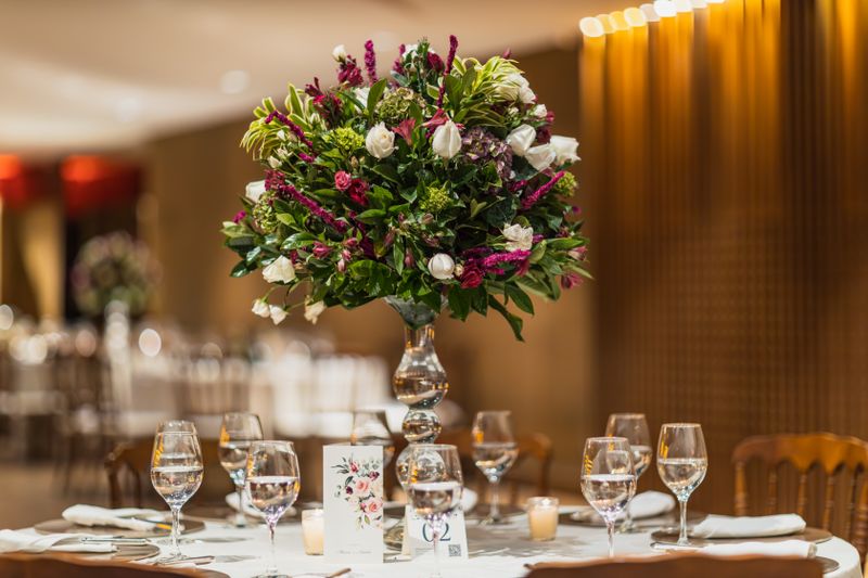 Composition florale en vase centre de table mariage