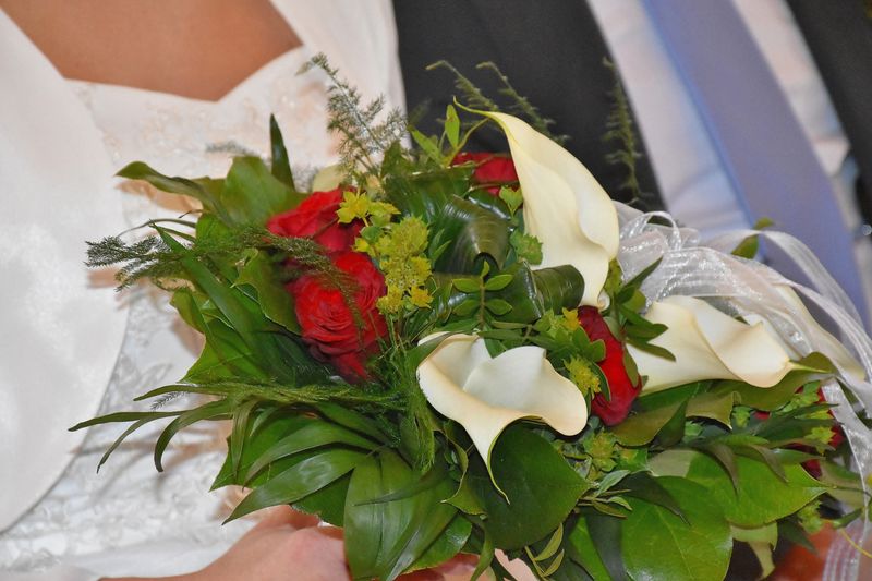 Composition de fleurs blanches pour mariage en promotion
